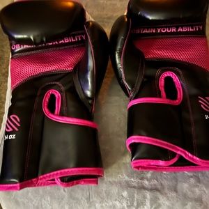 Women’s pink & black 14 oz.  boxing 🥊 gloves